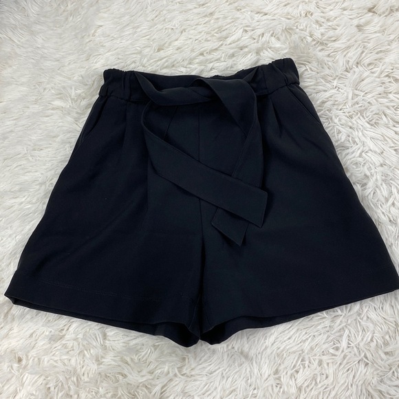 Lululemon Noir Short 5.5" Black - Picture 2 of 6